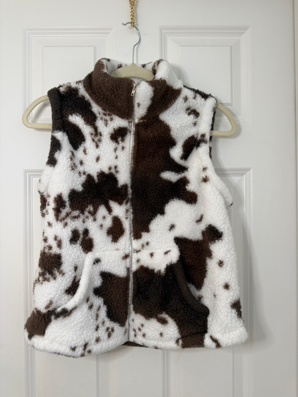 Women’s cowgirl Brown & White Faux Shearling Vest - Picture 3 of 4